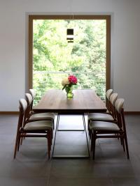 Table Asako avec plateau en bois de Noyer Naturel associée aux chaises Ginko
