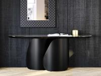Torquay est une table console avec une base en métal  imposante et arrondie et un plateau en verre peint ou martelé, en céramique ou en marbre