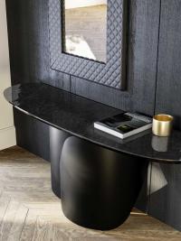 Vue de dessus de la table console Torquay avec base imposante en métal peint en noir et plateau en verre martelé noir brillant