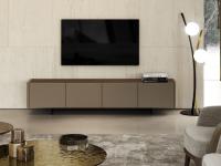 Meuble TV moderne Maia avec pieds en métal et portes revêtues de cuir lisse et plateau en noyer Canaletto