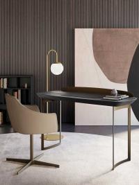 Bristol est un bureau moderne au style minimaliste avec plateau évasé en bois et les montants du cadre incurvés en métal verni