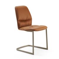 Chaise tapissée avec base cantilever en métal Monica. Revêtement en cuir et base en métal peint en titane.