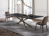Chaise de salon rembourrée Michela sans accoudoirs associée à la table Masami. Revêtement en cuir et pieds en bois massif de frêne teint Noir.