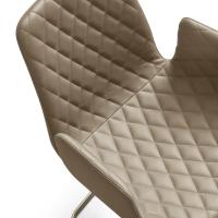 Vue de haut d'une chaise matelassée à motif de losanges Will, avec accoudoirs. Revêtement en cuir et pieds en luge en métal peint en titane.