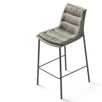 Tabouret confortable avec assise et dossier rembourrés. Revêtement en cuir et structure en aluminium verni Anthracite
