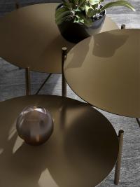 Particolare dei tavolini Dawson con piano e struttura in metallo verniciato bronzo