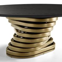 1° plan de la Table basse ronde avec base torsadée Vortex, plateau en essence de bois frêne teinté noir et sa strucure en métal verni Or