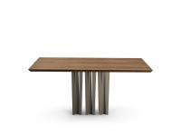 Vue de face de la table design Echo avec base géométrique en métal verni Titane et plateau en essence bois teinté Noyer Canaletto en contraste.