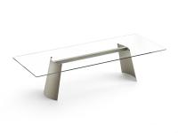 Vue de trois quarts de la table Edwin avec 2 pieds en forme de voiles. Plateau rectangulaire en verre extraclair transparent et base en métal peint Titane