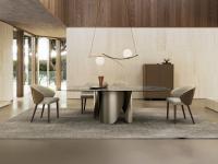 Torquay est une table design dotée d'une base en métal verni sinueuse et d'un plateau en céramique.