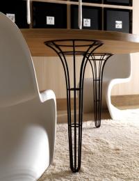 Table Artù avec pieds de formes côniques en acier