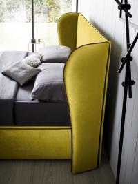 Tête de lit avec rabats latéraux rappelant les lignes d'un fauteuil classique
