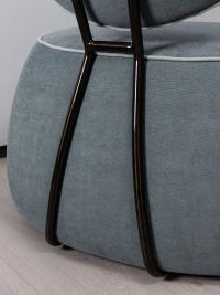 Détail de la structure métallique contrastant avec le revêtement en tissu Matilda du fauteuil Alice