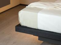 Cadre de lit avec raccord à 45° et box de rangement "rentrant"  effet de la structure