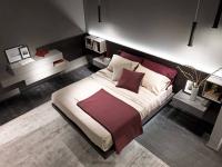 Chambre assortie avec lit Overfly et panneaux de tête de lit, avec éléments ouverts, panneaux et tiroirs, et éclairage LED