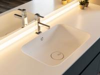Détail de la vasque intégrée au top dotée de trou de trop-plein et bonde chromée clic-clac - rendu des couleurs avec éclairage LED allumé