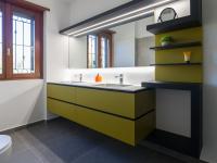 Meuble salle de bain Vittoria 02 avec devantures et fonds en laqué mat RAL 1027 jaune curry, associés à la structure et étagères en chêne teinté noir - photo client