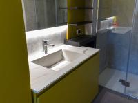 meuble salle de bain Vittoria 02 avec plateau en HPL effet marbre calacatta et vasque intégrée - photo client