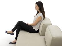 Modalité d'assise du canapé Prisma avec libre positionnement des dossiers