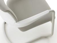 Appui accoudoir en polyamide de la chaise cantilever Steve Cantilever