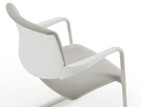Elegante continuità del retro schienale con l'appoggio bracciolo della sedia Steve Cantilever