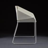 Petit fauteuil moderne en cuir modèle Simply - vue latérale (structure blanche non disponible)