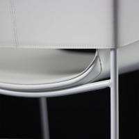 Petit fauteuil moderne en cuir modèle Simply - particularité de l'assise (structure blanche non disponible)