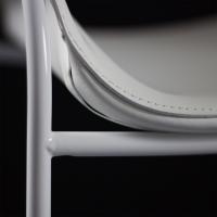 Petit fauteuil moderne en cuir modèle Simply - particularité de l'assise (structure blanche non disponible)