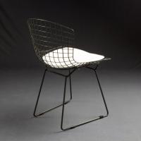 Chaise Wire Chair créée par Harry Bertoia en métal laqué gris RAL 7023
