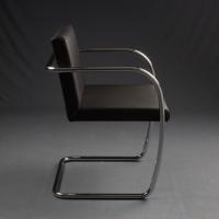 Sedia Brno Chair disegnata da Mies Van der Rohe - vista laterale