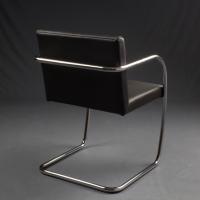 Sedia Brno Chair disegnata da Mies Van der Rohe - vista della parte posteriore nel modello con struttura a sezione circolare