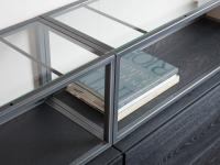 Compartiment ouvert à cadre en métal, base assortie aux éléments à tiroirs et plateau supérieur en verre
