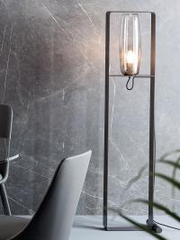 Lampada con lampadina dimmerabile Bio-S di Bonaldo ideale da posizionare a fianco di un divano elegante