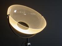 Lampada di design Demì Moon, particolare della cupola in vetro che fa da originale paralume alla luce LED integrata e dimmerabile