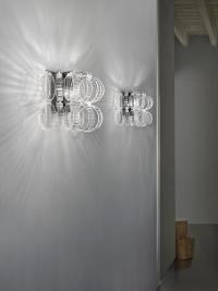 Coppia di applique a muro Ecos con montatura in metallo cromato e anelli in cristallo trasparente