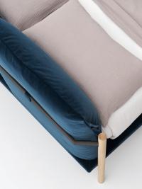 Détail de la tête de lit avec coussins rembourrés amovibles