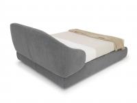 Détail de la tête de lit façonnée du lit Kalin, entièrement revêtue et idéale pour un positionnement au centre de la pièce