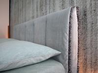 Détail de la housse à motif de rayures verticales recouverte de velours aigue-marine et détails en en tissu bouclé Nobu - photo d'un client