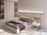 Lit Lounge avec tête de lit basse et compartiment ouvert, associé aux tables de chevet Oyster avec lesquelles il partage la même gamme de finitions laquées