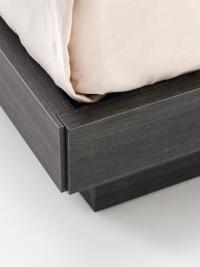 Détail du cadre de lit P24 avec raccord à 90° entre le longeron et le pied de lit