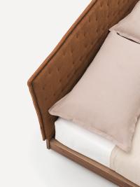 Détail de la tête de lit avec capuchon matelassé  (disponible en option)
