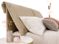 Détail des coussins de tête de lit qui peuvent être inclinés pour y poser l'oreiller