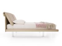 Vue latérale et proportions du lit double suspendu Quinn avec cadre de lit fin sur pieds transparents et coussins de tête de lit inclinables