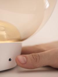 Vue détaillée du bouton d'alimentation de la lampe de table globe La Mariée