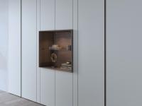 Armoire à portes battantes Zenit Lounge associée à la niche décorative Lounge : un excellent exemple du potentiel de composition de cette collection