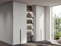 Modules d'armoire Zenit Lounge et colonne bibliothèque centrale avec étagères et éclairage LED.