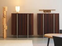 Meuble bar de design contemporain Virtuo, avec devantures en bois massif et corps et pieds laqués effet bronze