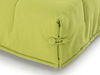 Détails des boutons en teinte du couvre lit du fauteuil Derby