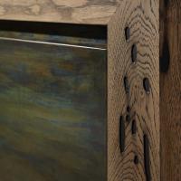 Détail de la structure en bois Briccole di Venezia et des portes en bois transformé dans la finition tôle oxydée argentée avec gorge