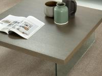 Détails du plateau en chêne teinté gris de la table basse Nouvelle